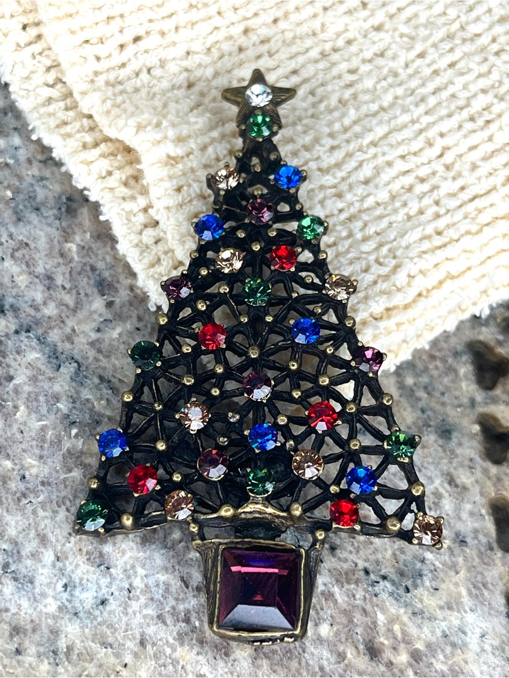 VTG Sweet Romance USA Multicolored Rhinestone Bronze Tone Christmas Tree Brooch